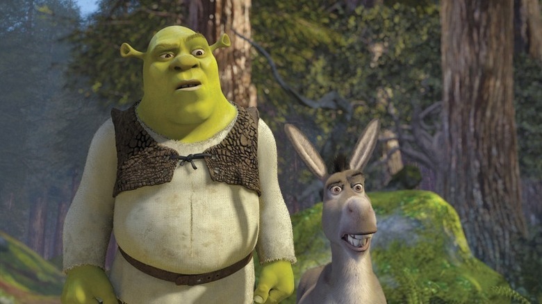 Shrek (Mike Myers) și Donkey (Eddie Murphy) se uită la Puss in Boots (Antonio Banderas) în 