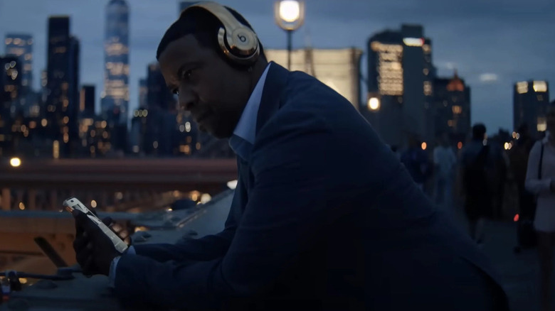 David King ascultă muzica pe podul Brooklyn în cel mai înalt 2 cel mai mic