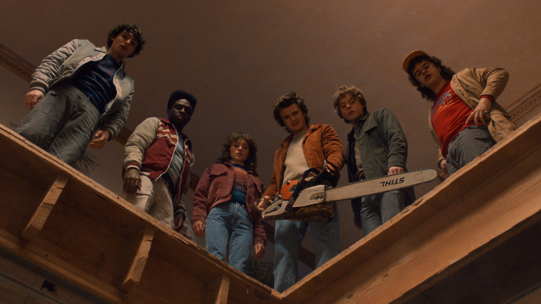 Lucas, Dustin, Steve, Nancy, Jonathan și Mike se uită într -o gaură de sus în Stranger Things Sezonul 5
