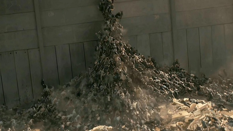 Hoarda de zombi urcând pe perete în războiul mondial z