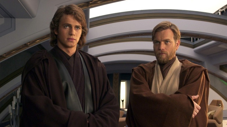 Anakin Skywalker (Hayden Christensen) și Obi-Wan Kenobi (Ewan McGregor) care stau împreună în 