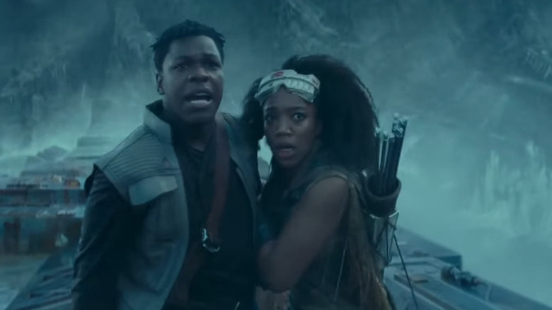 Finn (John Boyega) și Jannah (Naomi Ackie) Martorul Rey (Daisy Ridley) și Kylo Ren (Adam Driver) Duel In In 