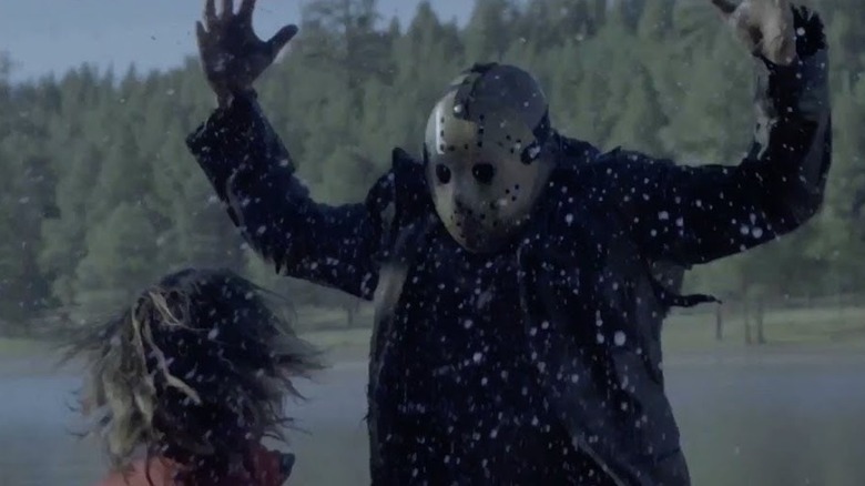 Jason Voorhees ieșind din apă în niciodată drumeție