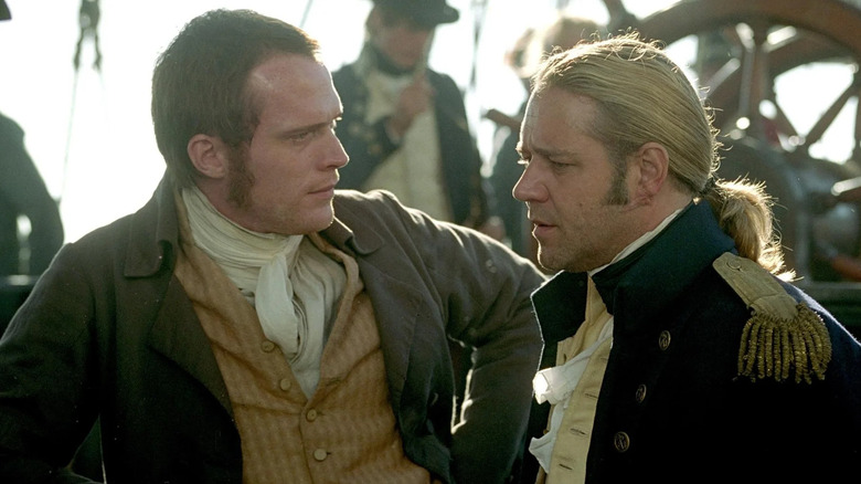 Stephen Maturin vorbește cu Jack Aubrey în Master and Commander: partea îndepărtată a lumii