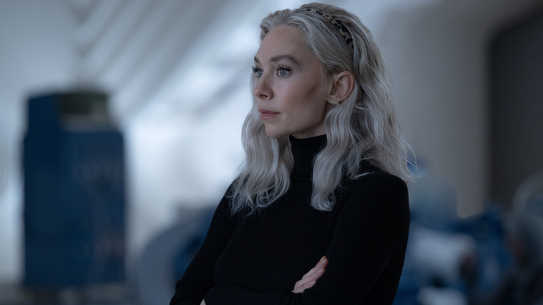 Vanessa Kirby ca Sue Storm stând în laborator în puloverul ei negru în Fantastic Four: Primii pași