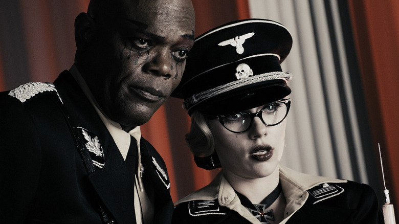 Samuel L. Jackson ca Octopus și Scarlett Johansson ca ață de mătase îmbrăcată în uniforme naziste în spirit