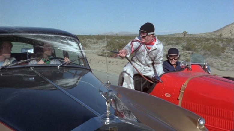 Curcerii pulverizează apă pe o mașină de lângă ei în Grand Theft Auto