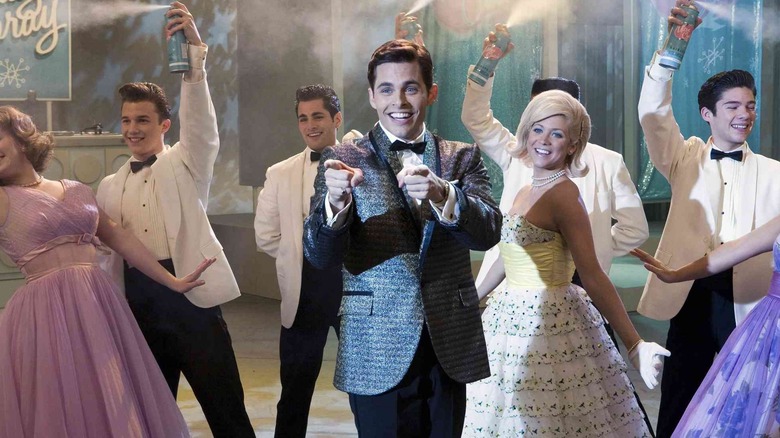 Corny Collins (James Marsden) care găzduiește Corny Collins Show în 