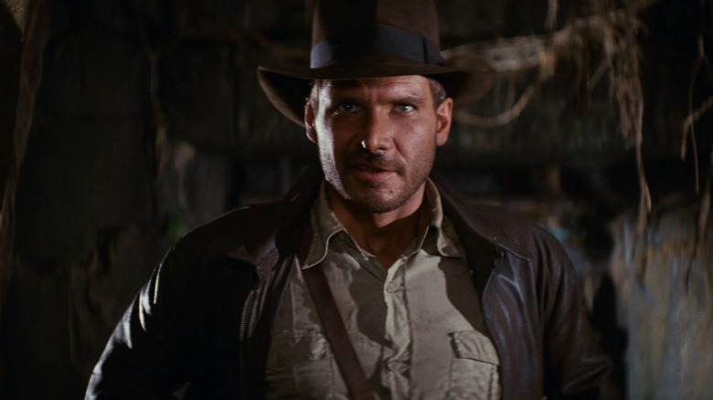 Harrison Ford ca Indiana Jones se află într -o peșteră din Raiders of the Lost Ark