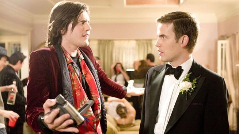 Tucker și Eugene privind unul pe celălalt în 