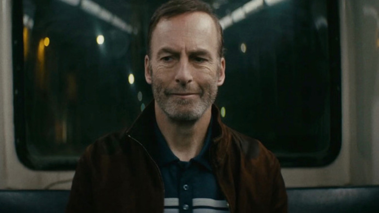 Hutch Mansell (Bob Odenkirk) zâmbește înainte ca totul să explodeze într -un autobuz în nimeni