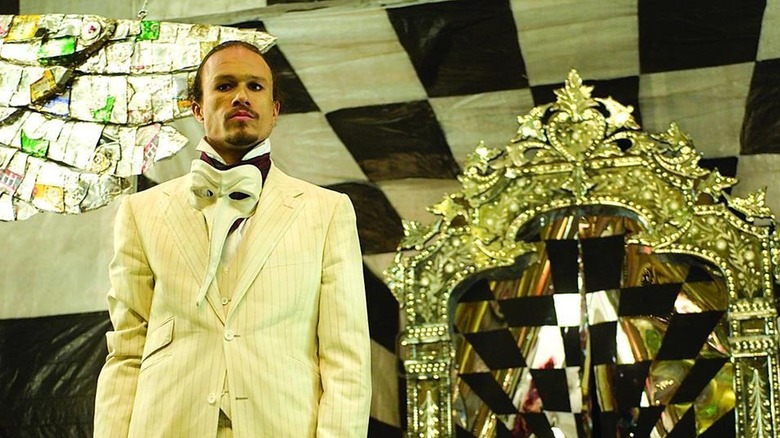 Heath Ledger în timp ce Tony stă lângă o oglindă magică din imaginariul doctorului Parnassus.