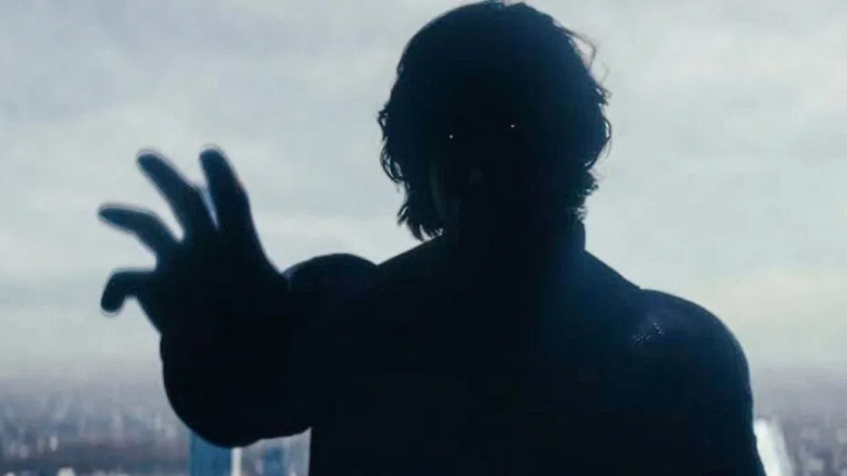 Golul arătând înfricoșător în tunete