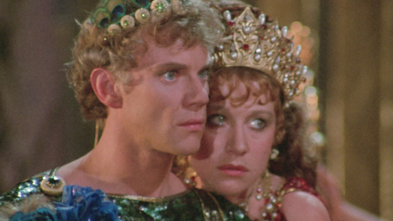 Caesonia și Caligula stând unul lângă altul în Caligula