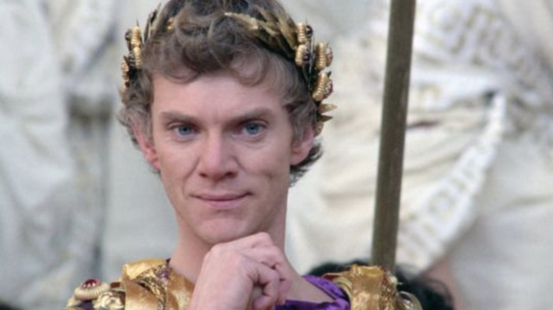 Caligula zâmbind în Caligula