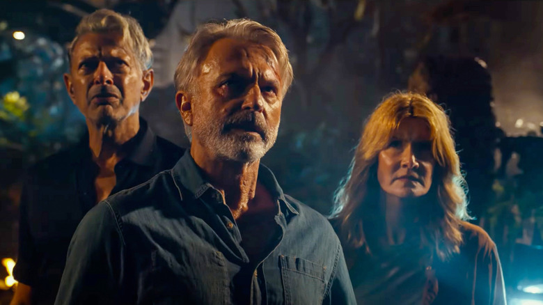 Ian Malcolm, Ellie Sattler și Alan Grant stând în jungla în Jurassic World Dominion