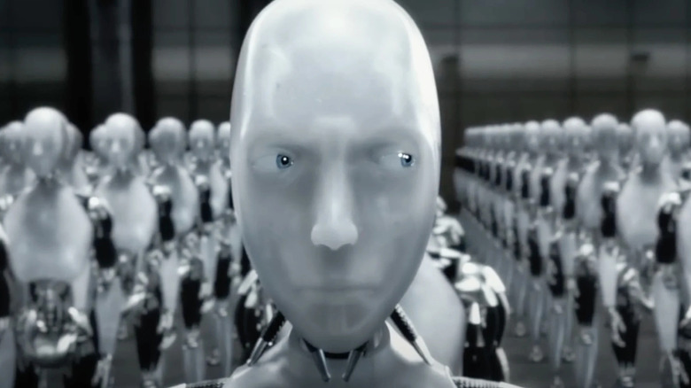 Sonny (Alan Tudyk) se ascunde de detectivul Del Spooner (Will Smith) în I, Robot