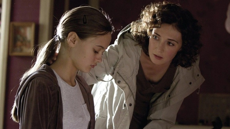 Susanna o mângâie pe Mia după ce este înfricoșată în intrusi