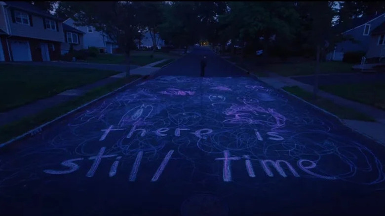 Scrierea este văzută pe stradă în am văzut TV strălucind.webp