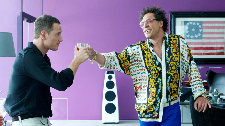 Consilierul și Reiner împărtășesc o băutură în consilier