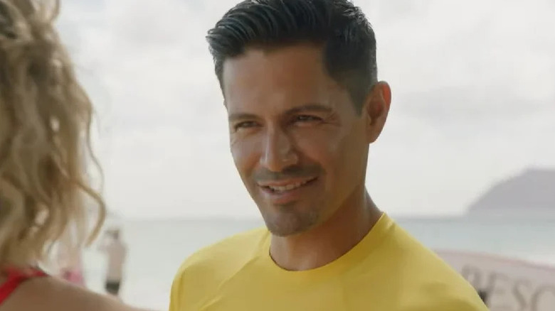 Thomas Magnum al lui Jay Hernandez purtând o cămașă galbenă pe Magnum Pi