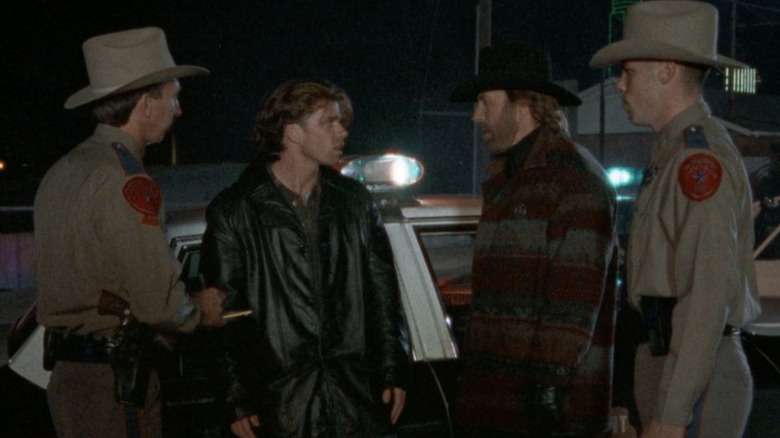 Taylor Sheridan în timp ce Vernon vorbește cu Chuck Norris ca Cordell Walker în Walker, Texas Ranger