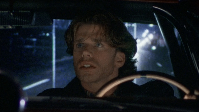 Taylor Sheridan în timp ce Vernon pare îngrijorat în timp ce aruncă o oglindă din spate din Walker, Texas Ranger