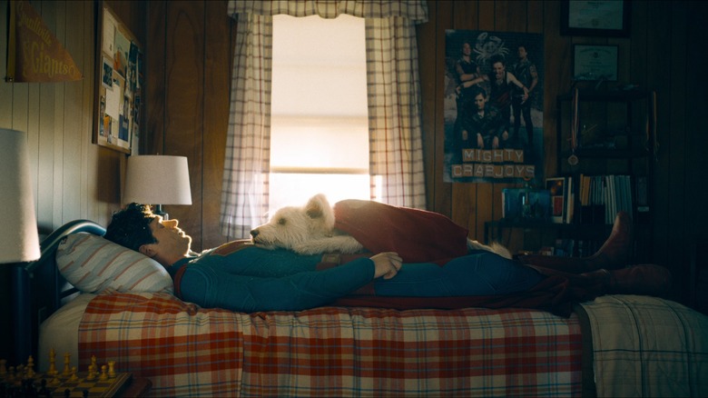 David Corenswet în rolul lui Superman așezat pe patul său cu Krypto în Superman