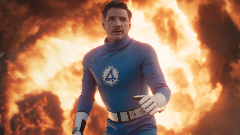 Pedro Pascal ca Reed Richards stând în fața flăcărilor în Fantastic Four: Primii pași