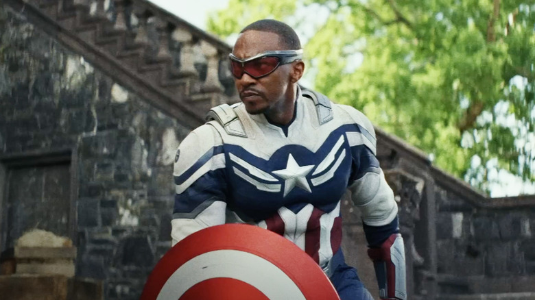 Sam Wilson de la Anthony Mackie s -a ghemuit în jos, ținându -și scutul în căpitanul America: Brave New World