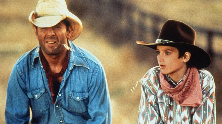 Nordul (Elijah Wood) și naratorul (Bruce Willis) stau în aer liber purtând pălării de cowboy și ținute occidentale, arătând în cauză, cu un câmp uscat și un gard din lemn în fundal