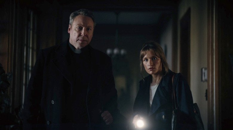 Părintele David și Alicia investighează conacul Carmichael în Hell House LLC: Lineage