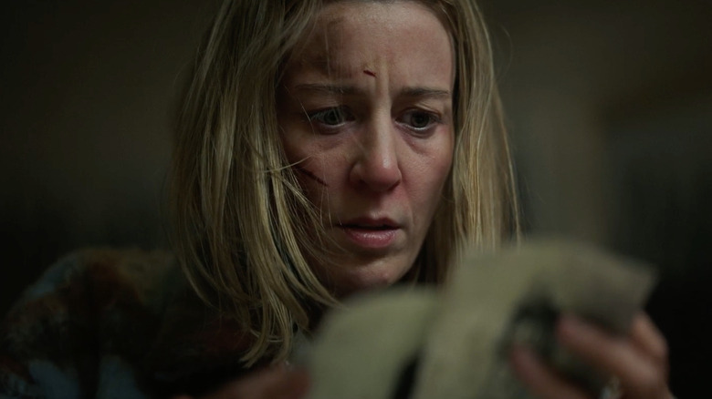 Vanessa Shepherd se uită la Fotografii în Hell House LLC: Lineage