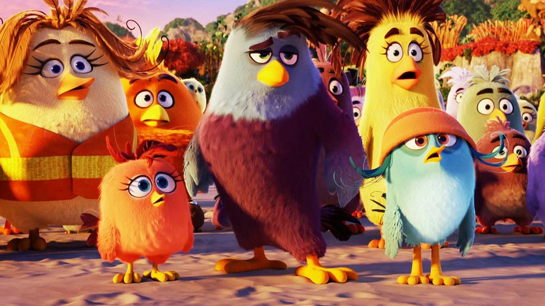 Un grup de păsări nu atât de agitate care arată surpriză în filmul Angry Birds