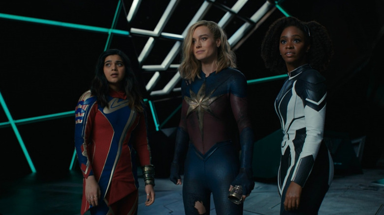 Dna Marvel, căpitanul Marvel și Monica Rambeau stând unul lângă altul în minuni
