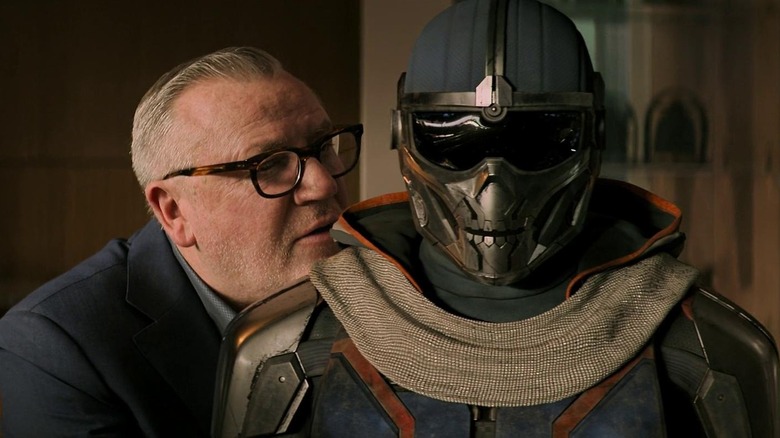 Ray Winstone în rolul lui Dreykov șopti la Taskmaster în Black Widow