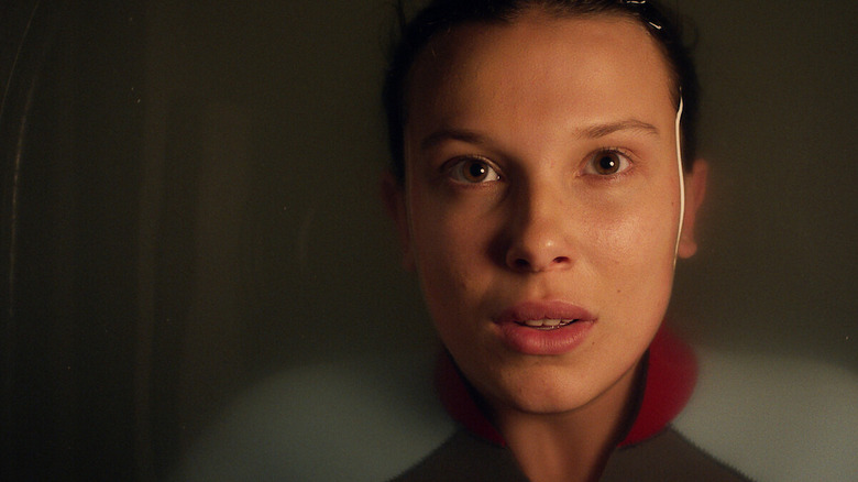Mille Bobby Brown ca unsprezece scufundat într -o cadă în Stranger Things