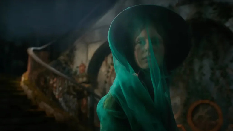 Frankenstein -ul lui Guillermo del Toro - Mia Goth ca Elizabeth în rochie verde și voal