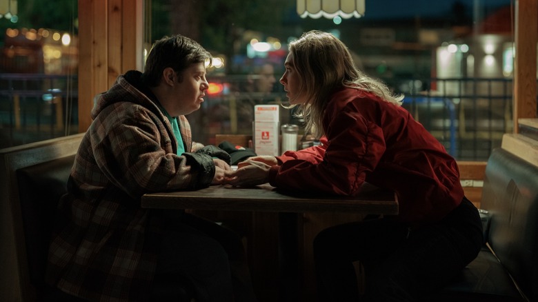 Lynette și Kenny stând la o masă 