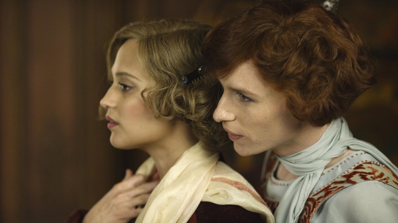 Eddie Redmayne ca Lili Elbe stă în spatele lui Alicia Vikander în rolul lui Gerda Wegener în The Danish Girl