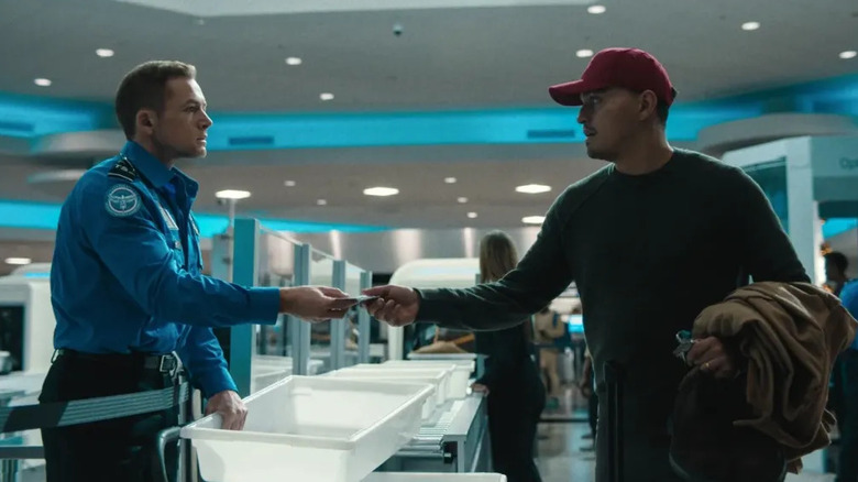 Taron Egerton ca Ethan Kopek cu un pasager suspect în transport