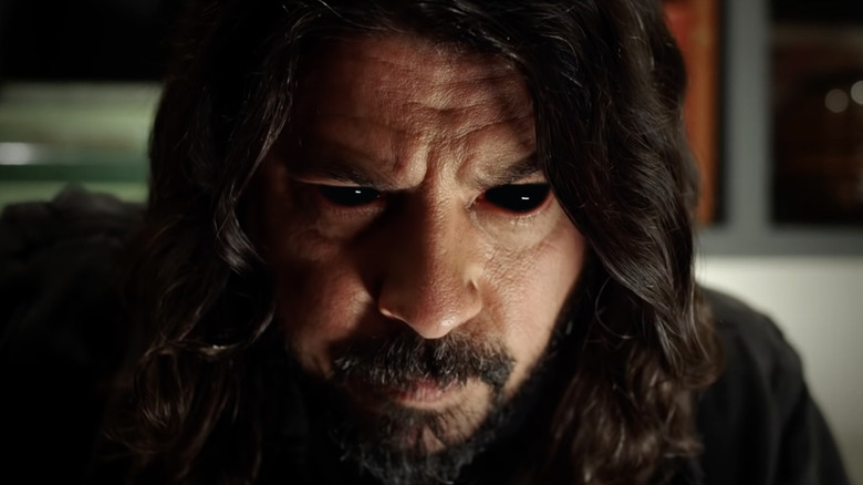 Un posedat Dave Grohl puiet cu ochi negri de pitch în Studio 666