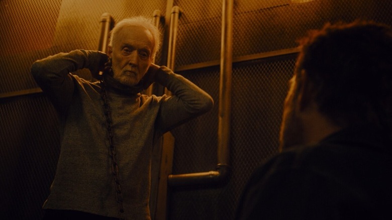 Jigsaw punând un guler metalic în ferăstrău x