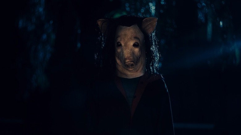 Soneone într -o mască de porc în ferăstrău x