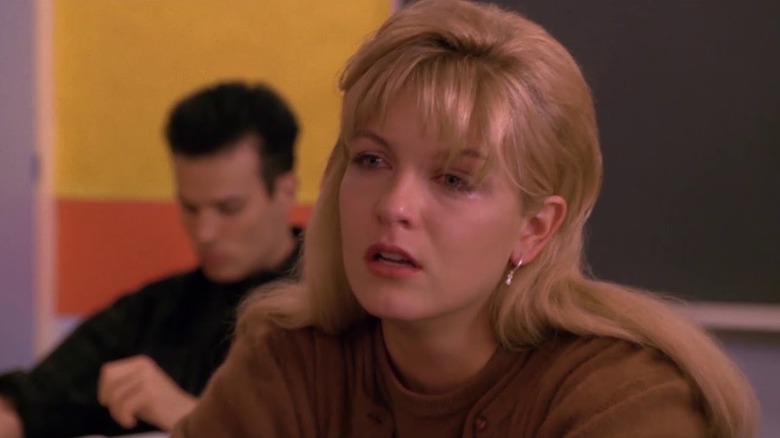 Un Sheryl Lee cu aspect foarte îndurerat, în rolul lui Laura Palmer, așezat în clasă în Twin Peaks: Fire Walk With Me