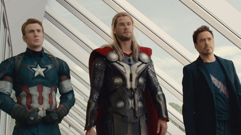 Căpitan America (Chris Evans), Thor (Chris Hemsworth) și Tony Stark (Robert Downey Jr.) stau împreună în 