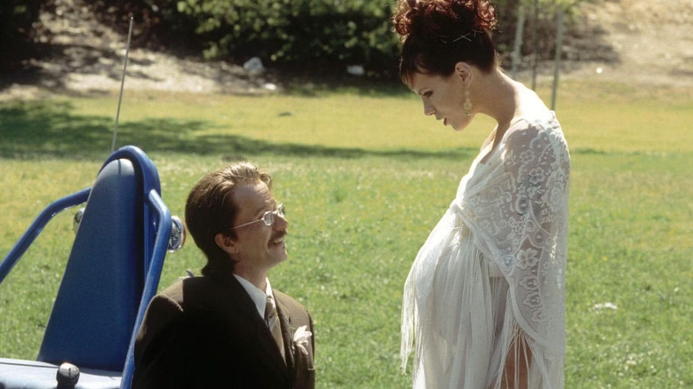 Rolfe și o colindă însărcinată care au o conversație în aer liber în vârfuri