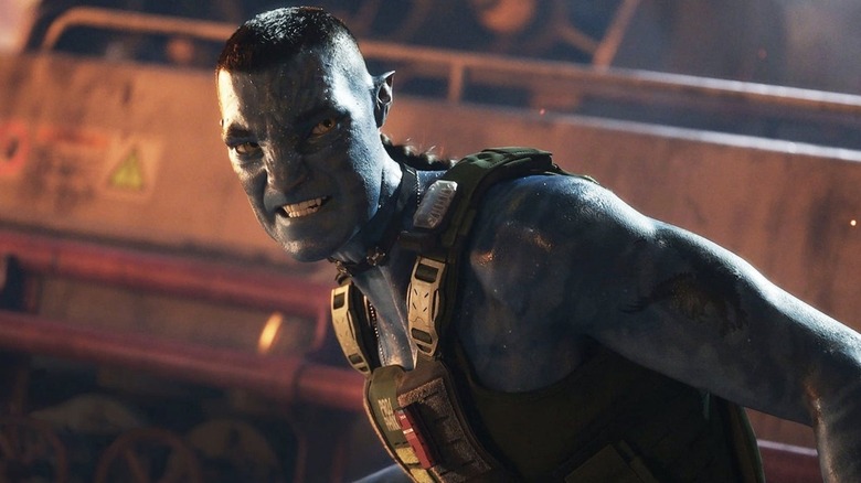 Miles Quaritch șuieră în forma sa de avatar în Avatar: Calea apei