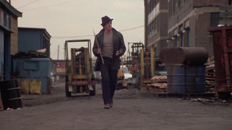 Rocky Balboa de la Sylvester Stallone se plimbă pe străzile din Philadelphia din Rocky.jpg
