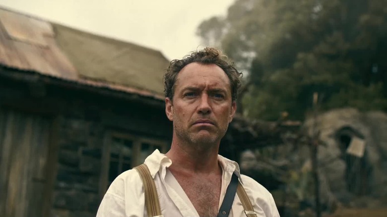 Jude Law ca Ritter care se încruntă în fața casei sale din Eden